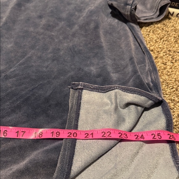Umgee light grayish blue velour short sleeve top w/side slits (XL) - EUC! - Picture 3 of 10